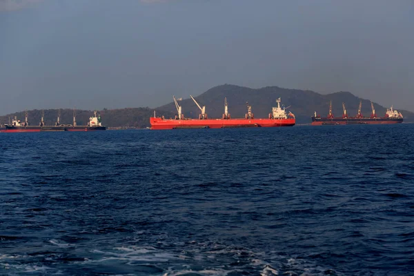 Okyanusta Uluslararası Konteyner Kargo Gemisi Nakliye Nakliye Denizcilik Gemisi — Stok fotoğraf