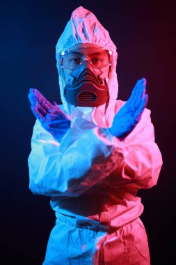 Pm2.5 'u korumak ve Covid-19 virüsü salgını ile öksürmek için koruyucu kıyafet giyen bilim adamı kadın jesti durdurma, 