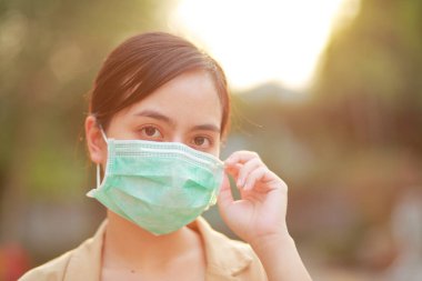 PM2.5 'u korumak için maske takan Asyalı kadın ve Covid-19 virüslü öksürük..