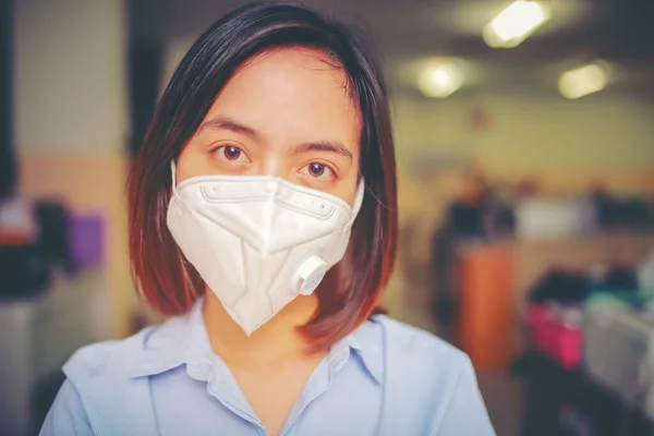 Портрет Женщины Молодой Бизнес Носить Маску Предотвратить Микробов Пыль — стоковое фото