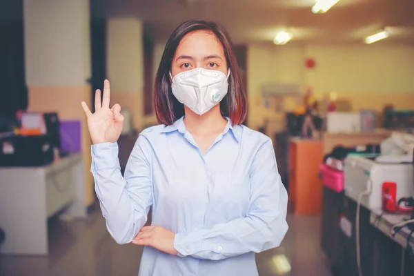 Retrato Mulher Jovem Empresa Usar Uma Máscara Para Evitar Germes — Fotografia de Stock