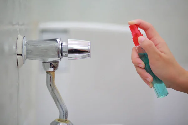 Hand Van Vrouw Spuiten Alcohol Desinfecterende Spray Werkplek Deur Voor — Stockfoto