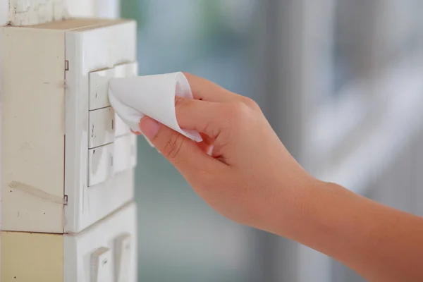 Vrouw Raakt Een Lichtschakelaar Aan Het Licht Aan Zetten Door — Stockfoto