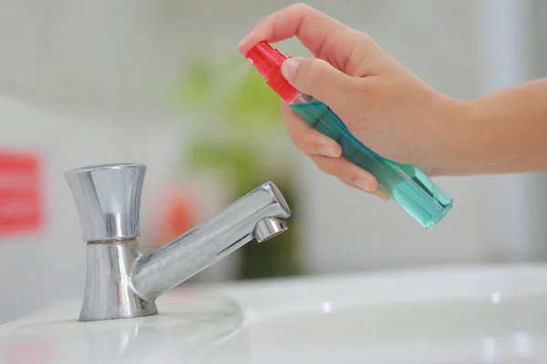 Hand Van Vrouw Spuiten Alcohol Desinfecterende Spray Waterkraan Die Veel — Stockfoto
