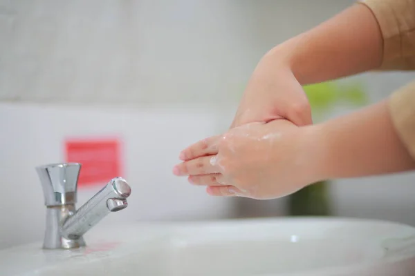 Handen Met Warm Water Wrijf Nagels Vingers Regelmatig Schoon Gebruik — Stockfoto