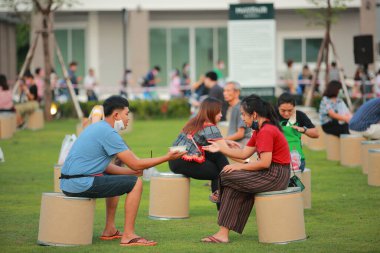 Nakhon Ratchasima, Tayland - 15 Mayıs 2020: Corona virüsü Covid-19 salgınının yeniden başlamasının ardından yeni normal, yeni bir hayat..