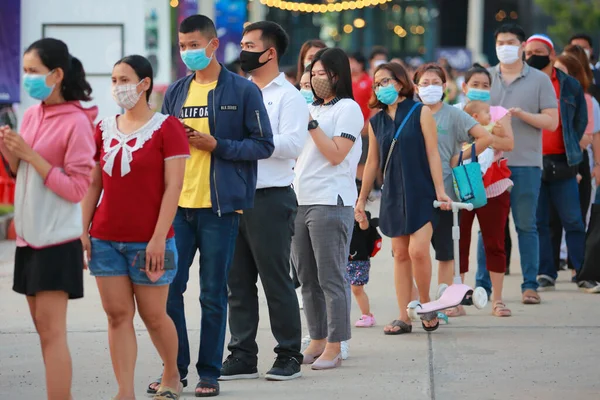 ナコンラチャシマ 2020年5月15日 コロナウイルスの状況から再開後の新しい正常な新しい生活経済回復のための感染症リスクのための顔のマスクと社会的距離を身に着けているCovid 19流行 — ストック写真
