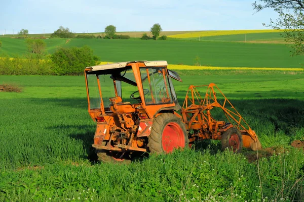 Piros traktor füves területen — Stock Fotó