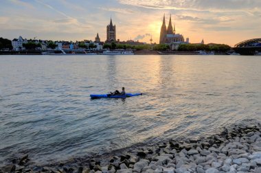 Köln, Almanya Ren üzerinde kayık erkekte