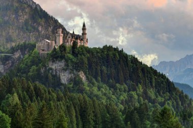 Neuschwanstein Şatosu alacakaranlıkta