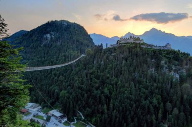 Highline köprü ve kale Claudia günbatımında asılı 179