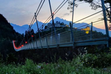Highline köprü ve kale Claudia günbatımında asılı 179
