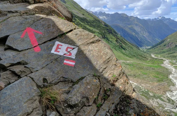 Turistická trasa v alpském údolí Piztal — Stock fotografie