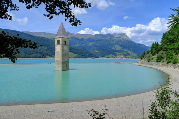 Reschensee 湖、イタリアで水中の教会の塔 — ストック写真