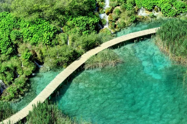 Waterfalls, lakes, and wooden walkway, at Plitvice Lakes Nationa — Stock Photo, Image