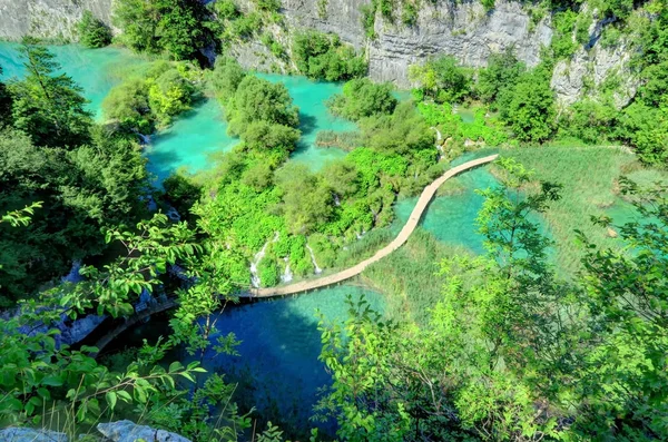 Waterfalls, lakes, and wooden walkway, at Plitvice Lakes Nationa — Stock Photo, Image