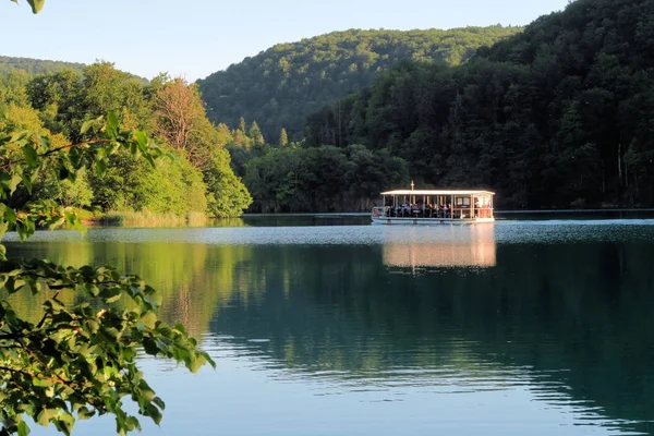 Barco e reflexão sobre o lago entre as montanhas na Croácia — Fotografia de Stock