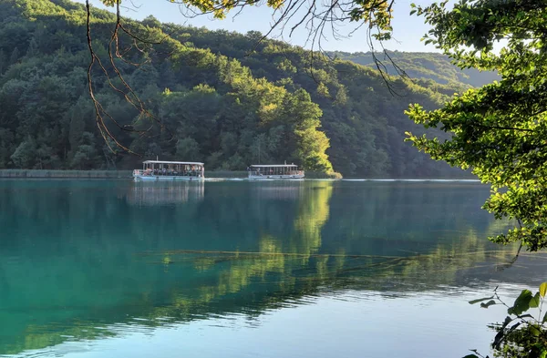 Barcos e reflexões sobre o lago entre as montanhas em Croat — Fotografia de Stock