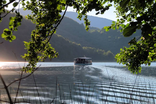 Boat on the lake between the mountains at Croatia's Plitvice Lak — Stock Photo, Image