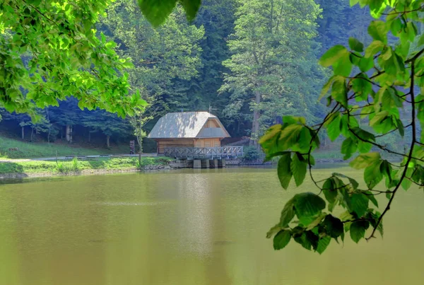 Cabane sur le lac Trakoscan dans le nord de la Croatie — Photo