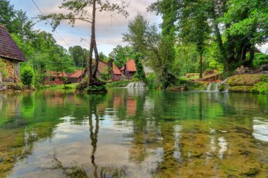 Göl ve kabin Rastoke, Hırvatistan.