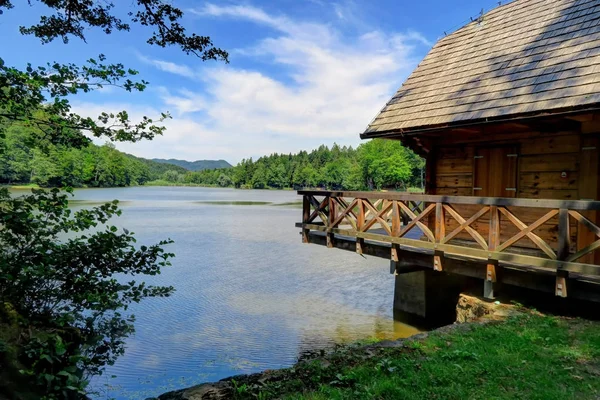 Cabin on Trakoscan Lake in northern Croatia — Stock Photo, Image