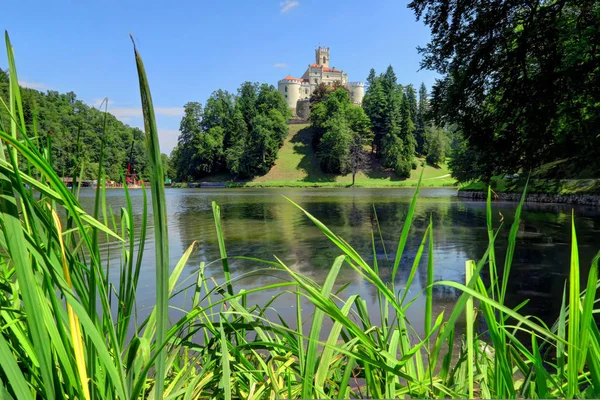 Trakoscan kasteel en Lake Trakoscan in het noorden van Kroatië — Stockfoto