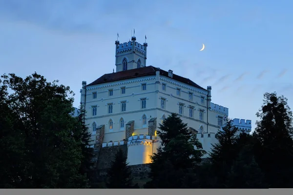 Trakoscan hrad v severním Chorvatsku v noci — Stock fotografie