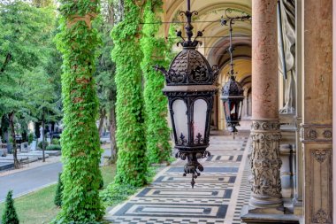 Sarmaşık kaplı iç duvarlar Mirogoj mezarlığı