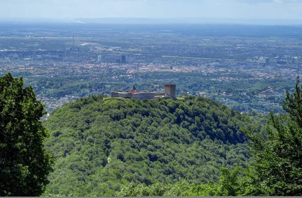 Castillo de Medvedgrad en una colina, con vistas a Zagreb, Croacia — Foto de Stock