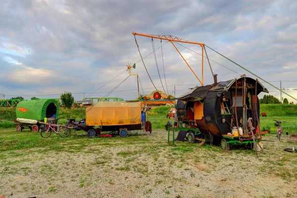 Clássico circo caravana cigana e equipamento aéreo — Fotografia de Stock
