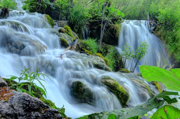 Waterfall at Croatia's Plitvice Lakes National Park. — Stock Photo, Image