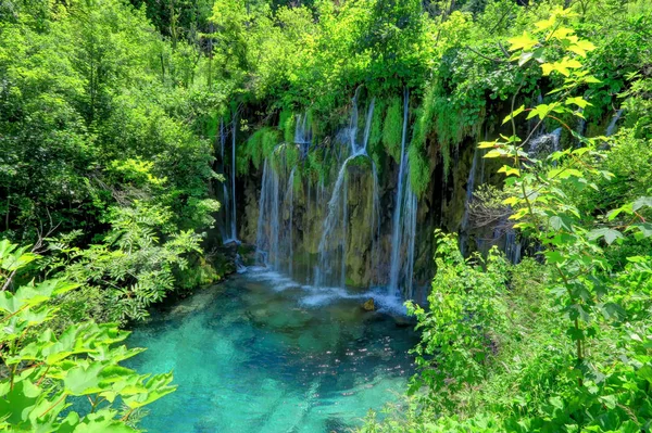 Cachoeira no Parque Nacional dos Lagos de Plitvice da Croácia . — Fotografia de Stock