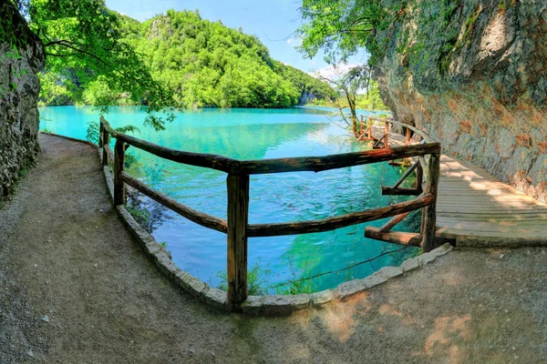 Wooden Railing on Walkway at Croatia's Plitvice Lakes National P — Stock Photo, Image