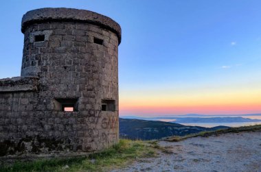 Gün batımında terk edilmiş bir Hırvat kale kule