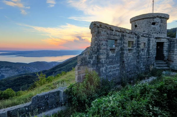 Beschadigde muren van een verlaten Kroatische Fort bij zonsondergang — Stockfoto