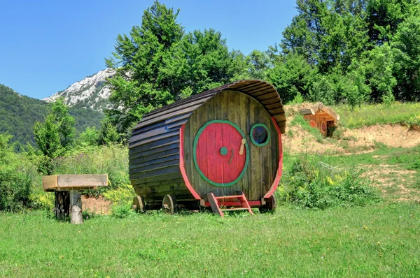 Houten Caravan wagen in de buurt van Kroatische Mount Velebit — Stockfoto