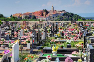 Mezarlık Ortaçağ kasabasında Labin, Hırvatistan, backgr ile