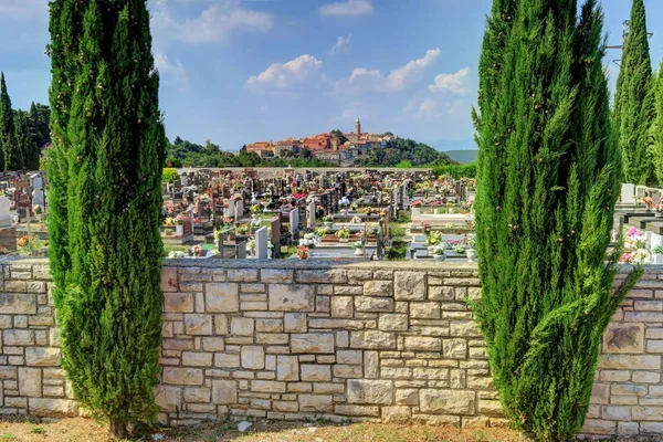 Cimetière avec la ville médiévale de Labin, Croatie, dans le backgr — Photo