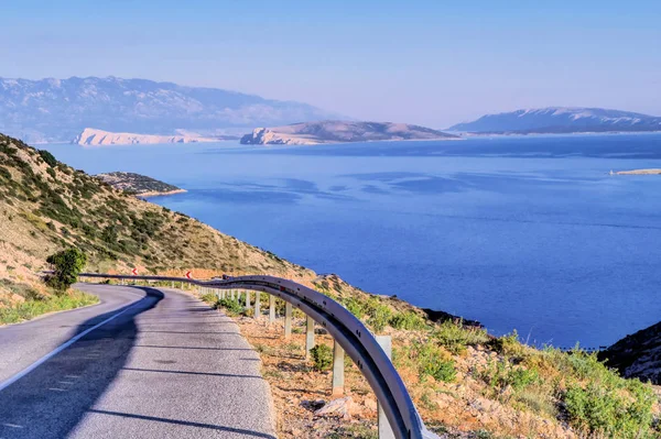 Carretera y vista al mar de la isla de Krk, Croacia — Foto de Stock