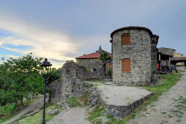 ランプやハム、クロアチアの石の建物 — ストック写真