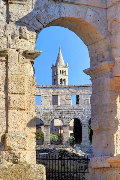Antik Roma amfi tiyatro ve kilise çan kulesine Pula, Istria