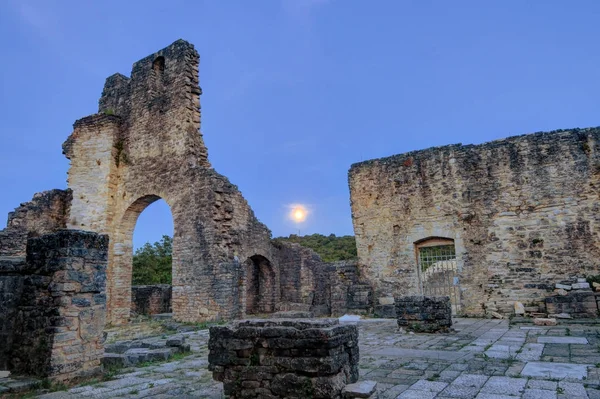 Terk edilmiş Dvigrad Kalesi, Istria Hırvatistan, alacakaranlıkta — Stok fotoğraf