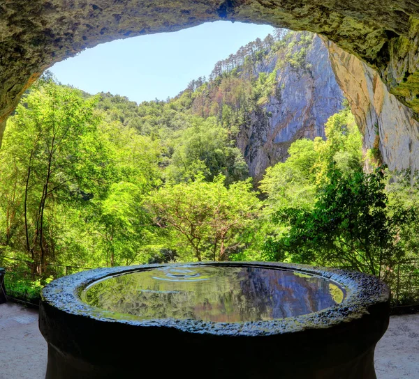 Brunnen in den Skocjan-Höhlen, eine der Natur- und Kulturstätten der UNESCO — Stockfoto
