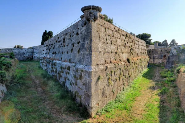 Esquina del muro exterior del Fuerte de Pula en Pula, Croacia —  Fotos de Stock