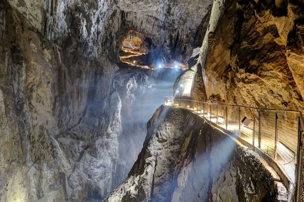 Labyrinthische, beleuchtete Gehwege in den Skocjan-Höhlen, einem der — Stockfoto