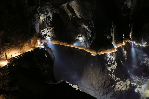 Pasarelas iluminadas dentro de las cuevas de Skocjan, uno de los natur de la UNESCO —  Fotos de Stock
