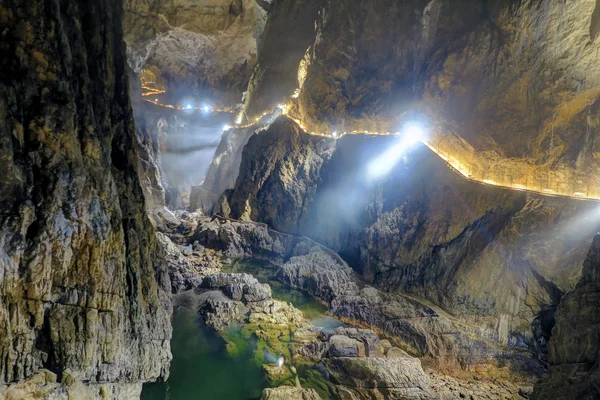 Laberíntico, pasarelas iluminadas dentro de las cuevas de Skocjan, una de las —  Fotos de Stock