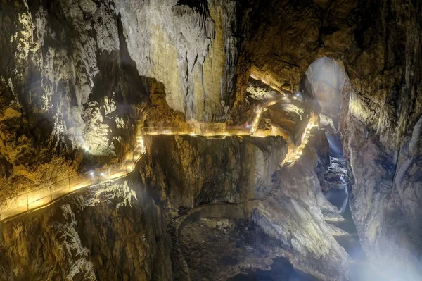 Labyrintiska, belysta gångvägar i Skocjan grottor, en av Stockbild