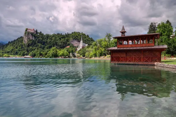 Een bewolkte dag op Lake Bled, Slovenië — Stockfoto